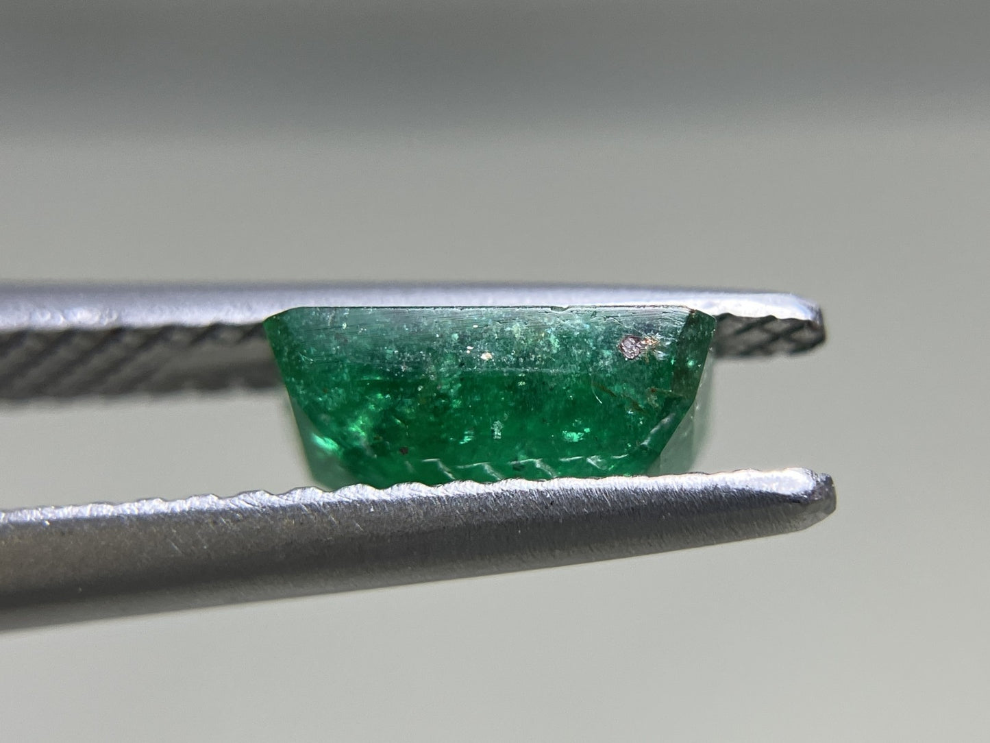 エメラルド 1.073ct 中央宝石ソーティング付き 7.61㎜×5.37㎜×3.21㎜ ルース（ 裸石 ） 1200YY