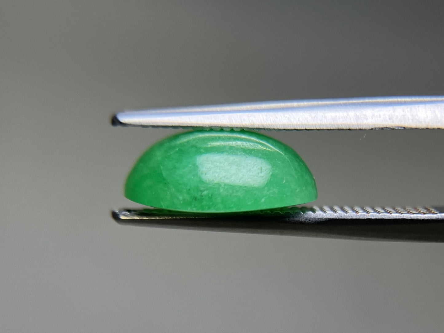 ヒスイ 翡翠 天然 4.653ct 宝石ソーティング付き 11.4㎜×9.2㎜×4.7㎜ ルース（ 裸石 ） 6302YY