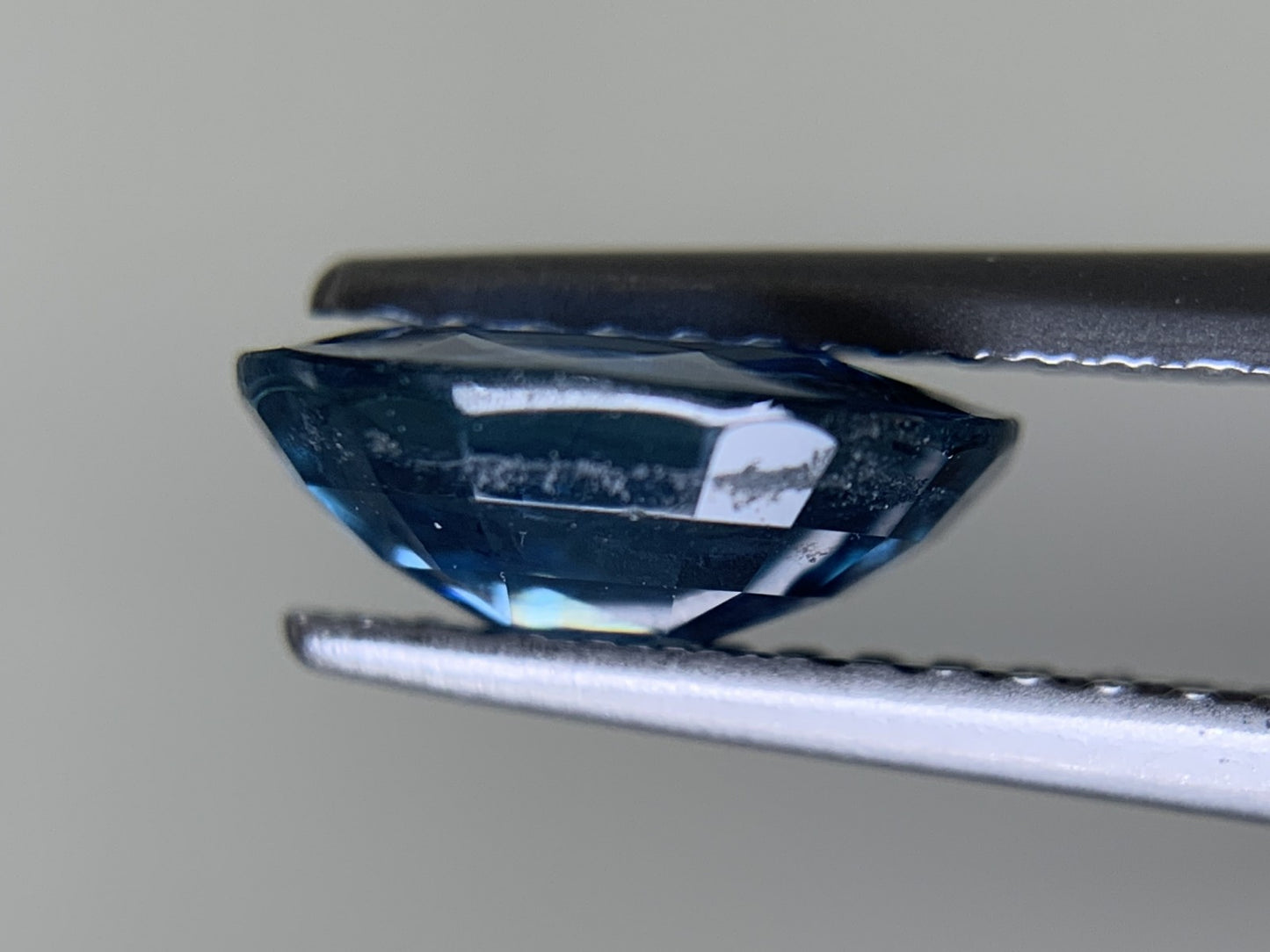 サファイア 天然 2.068ct 中央宝石ソーティング付き 8.65㎜×7.55㎜×3.42㎜ ルース（ 裸石 ） 6225Y