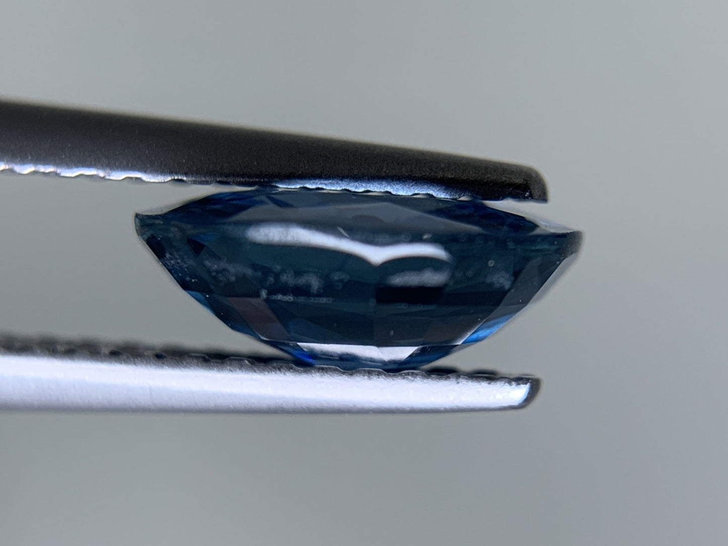 サファイア 天然 2.068ct 中央宝石ソーティング付き 8.65㎜×7.55㎜×3.42㎜ ルース（ 裸石 ） 6225Y