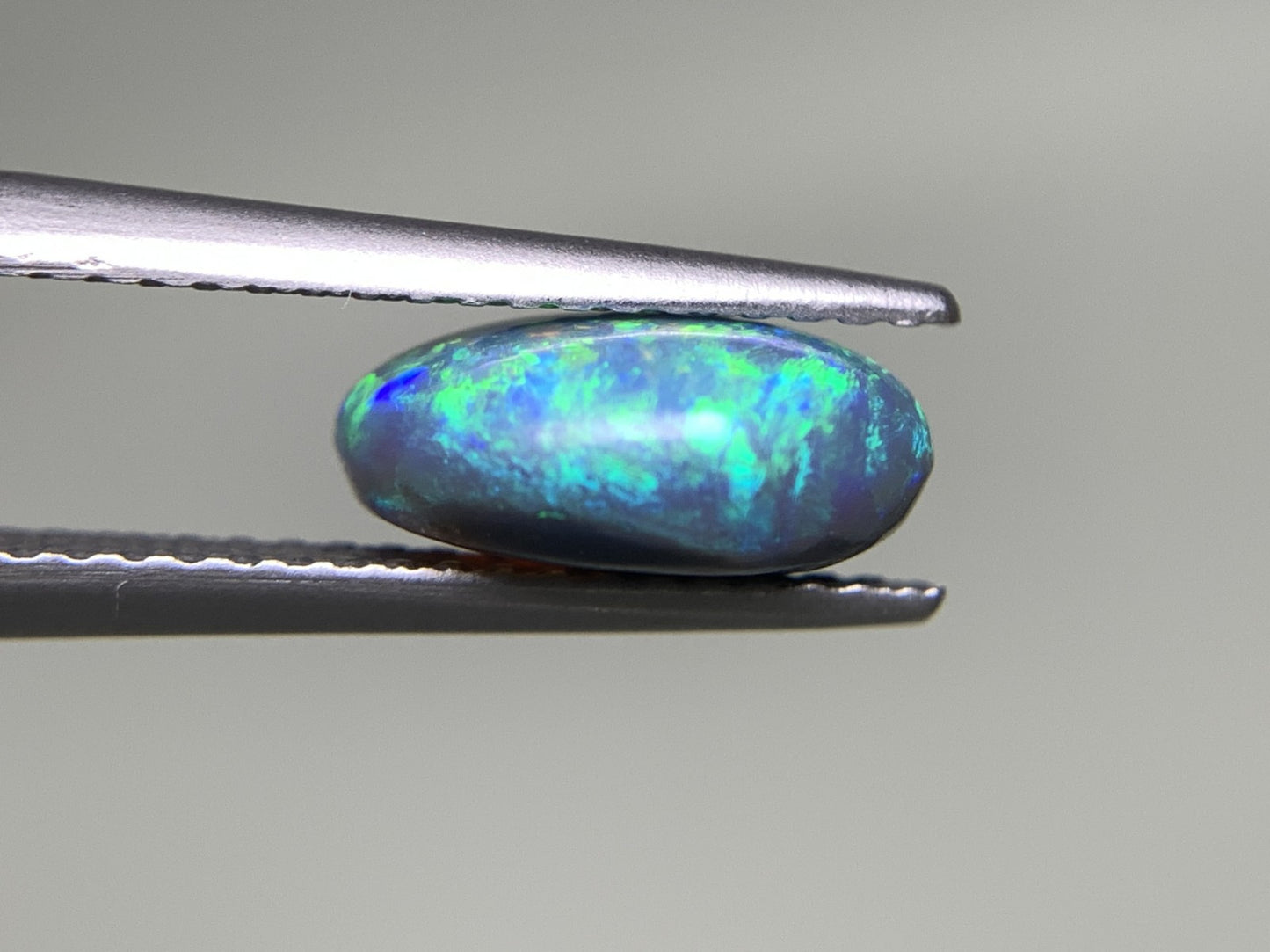 ブラックオパール 2.141ct  中央宝石ソーティング付き  9.9㎜×8.2㎜×4.2㎜  天然 ルース（ 裸石 ） 4749Y
