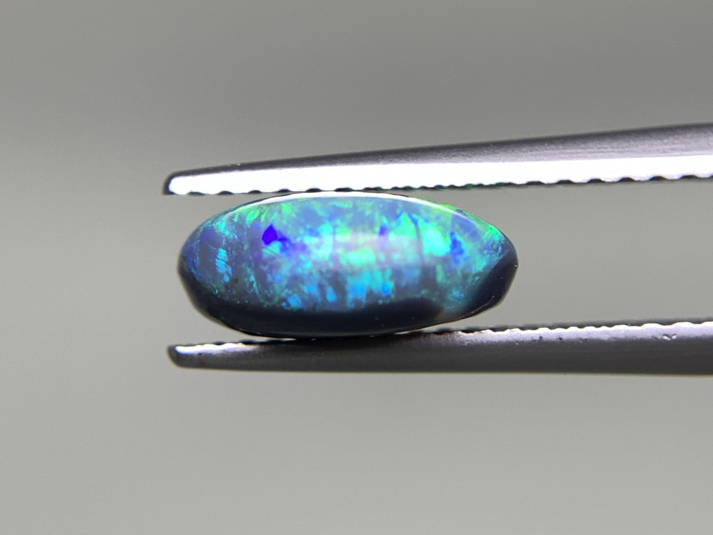 ブラックオパール 2.141ct  中央宝石ソーティング付き  9.9㎜×8.2㎜×4.2㎜  天然 ルース（ 裸石 ） 4749Y