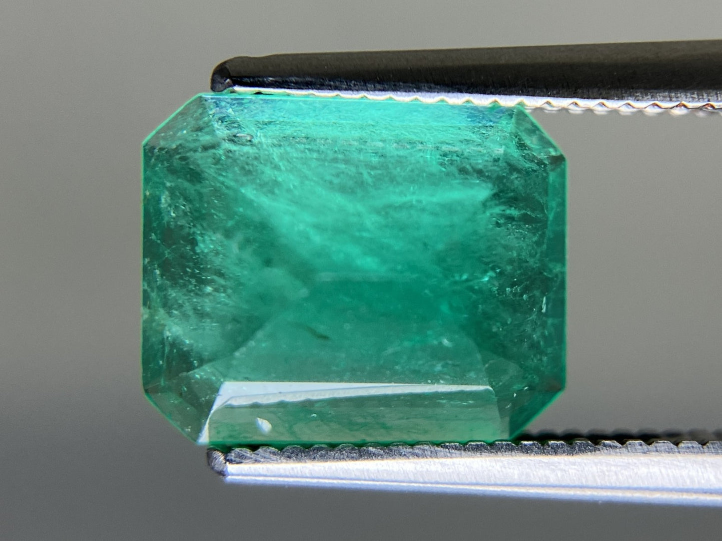 エメラルド 天然 2.621ct 中央宝石ソーティング付き 9.98㎜×8.15㎜×5.21㎜ ルース（ 裸石 ） 6360YY