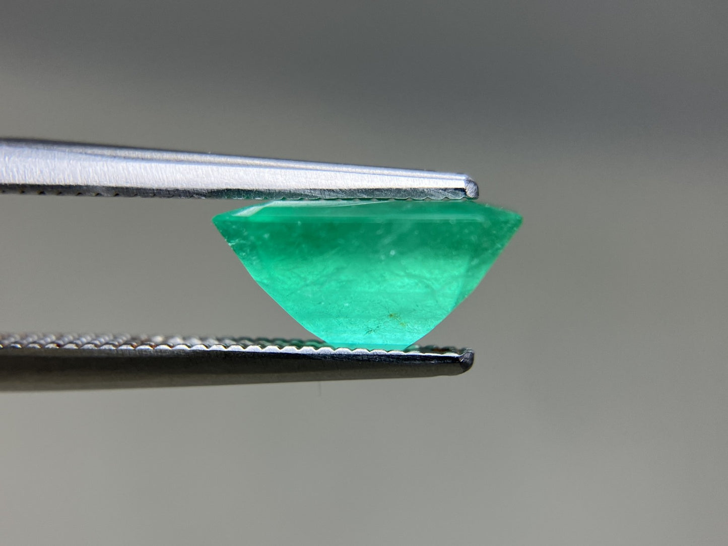 エメラルド 天然 2.621ct 中央宝石ソーティング付き 9.98㎜×8.15㎜×5.21㎜ ルース（ 裸石 ） 6360YY