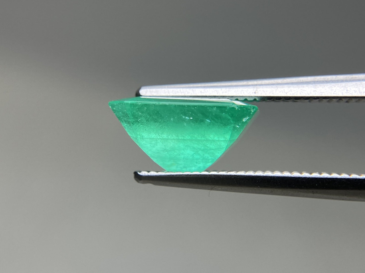 エメラルド 天然 2.621ct 中央宝石ソーティング付き 9.98㎜×8.15㎜×5.21㎜ ルース（ 裸石 ） 6360YY