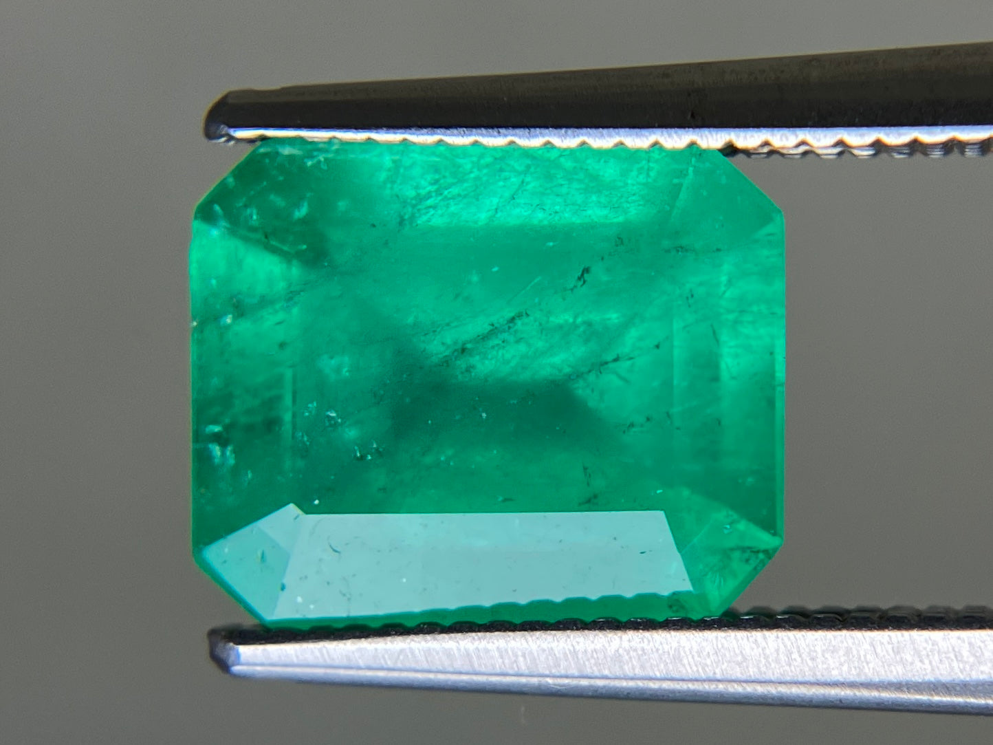 エメラルド 天然 2.621ct 中央宝石ソーティング付き 9.98㎜×8.15㎜×5.21㎜ ルース（ 裸石 ） 6360YY