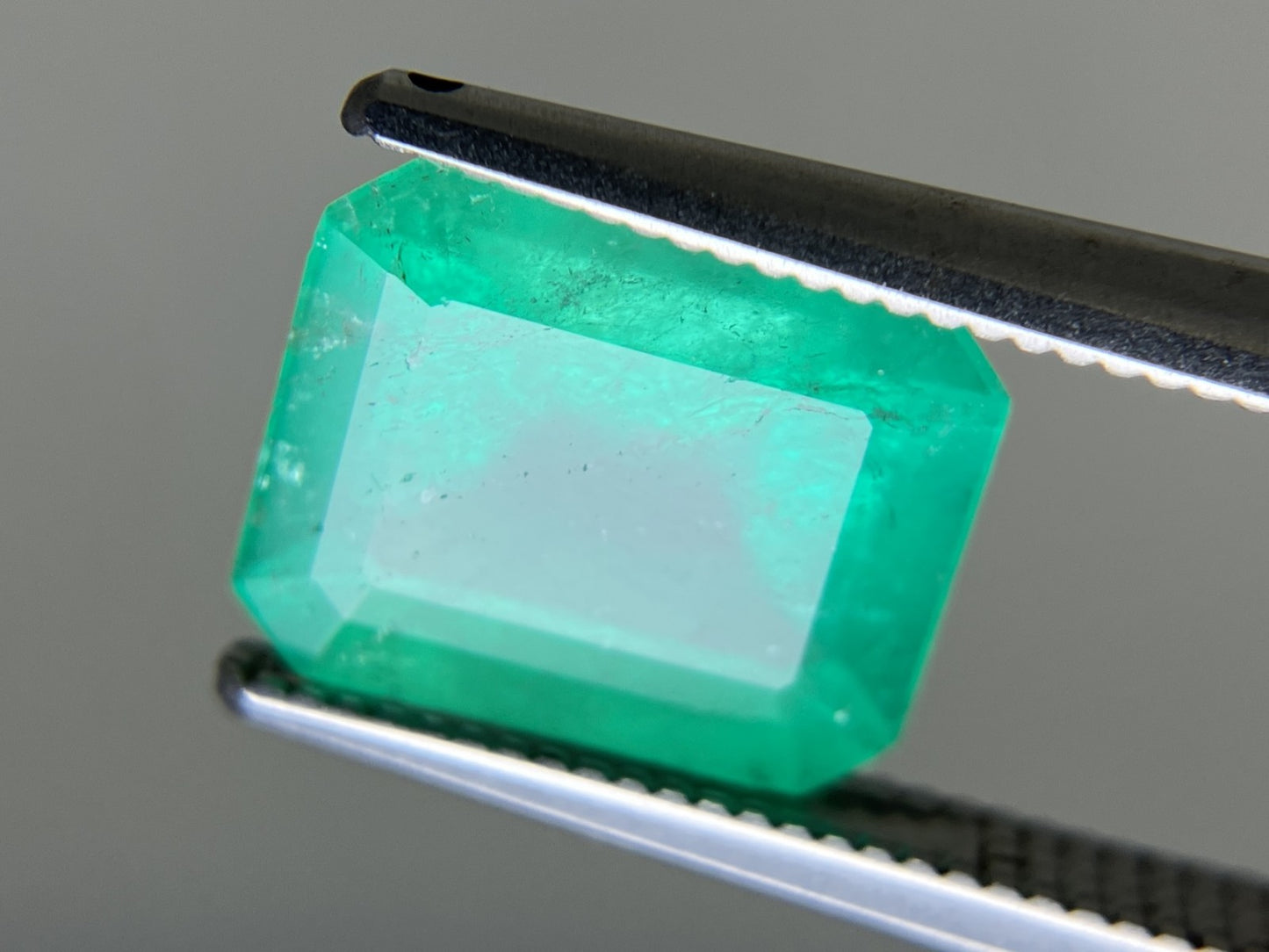 エメラルド 天然 2.621ct 中央宝石ソーティング付き 9.98㎜×8.15㎜×5.21㎜ ルース（ 裸石 ） 6360YY