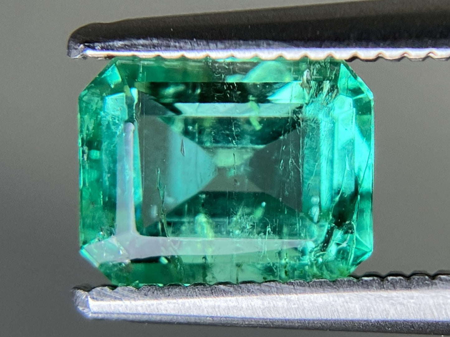 エメラルド 天然 1.140ct 中央宝石ソーティング付き 7.29㎜×5.72㎜×4.12㎜ ルース（ 裸石 ） 6386YY