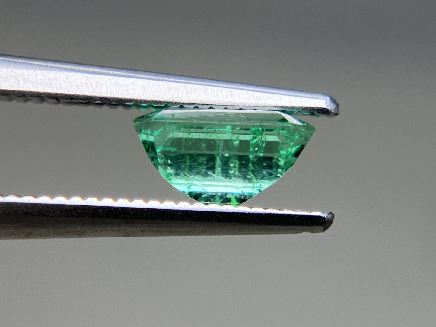 エメラルド 天然 1.140ct 中央宝石ソーティング付き 7.29㎜×5.72㎜×4.12㎜ ルース（ 裸石 ） 6386YY