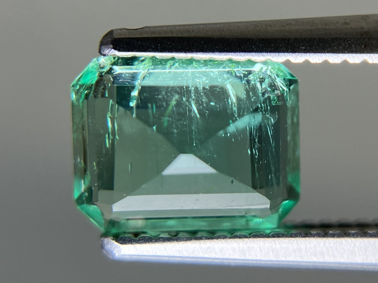 エメラルド 天然 1.140ct 中央宝石ソーティング付き 7.29㎜×5.72㎜×4.12㎜ ルース（ 裸石 ） 6386YY