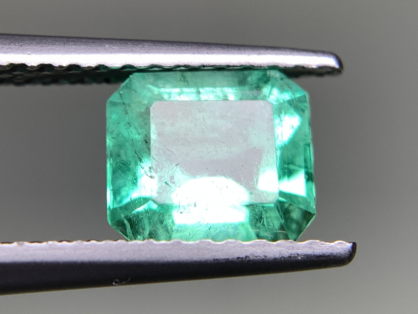 エメラルド 1.027ct  中央宝石ソーティング付き  6.60㎜×6.01㎜×3.94㎜  天然 ルース（ 裸石 ） 4777Y