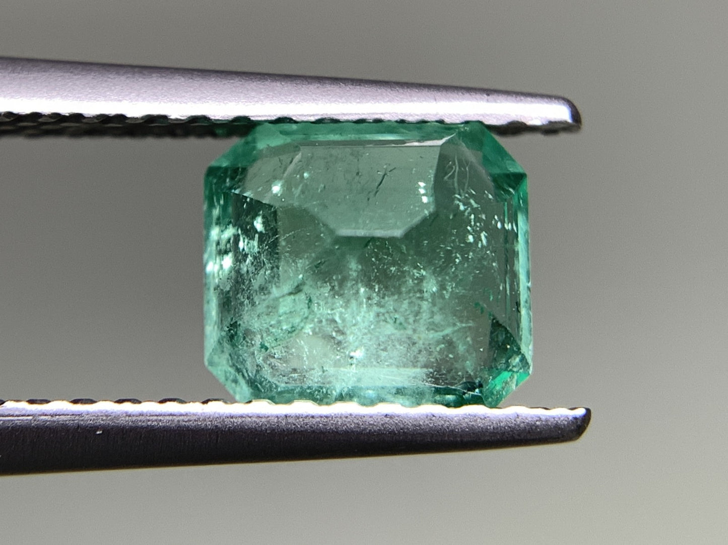エメラルド 1.027ct  中央宝石ソーティング付き  6.60㎜×6.01㎜×3.94㎜  天然 ルース（ 裸石 ） 4777Y