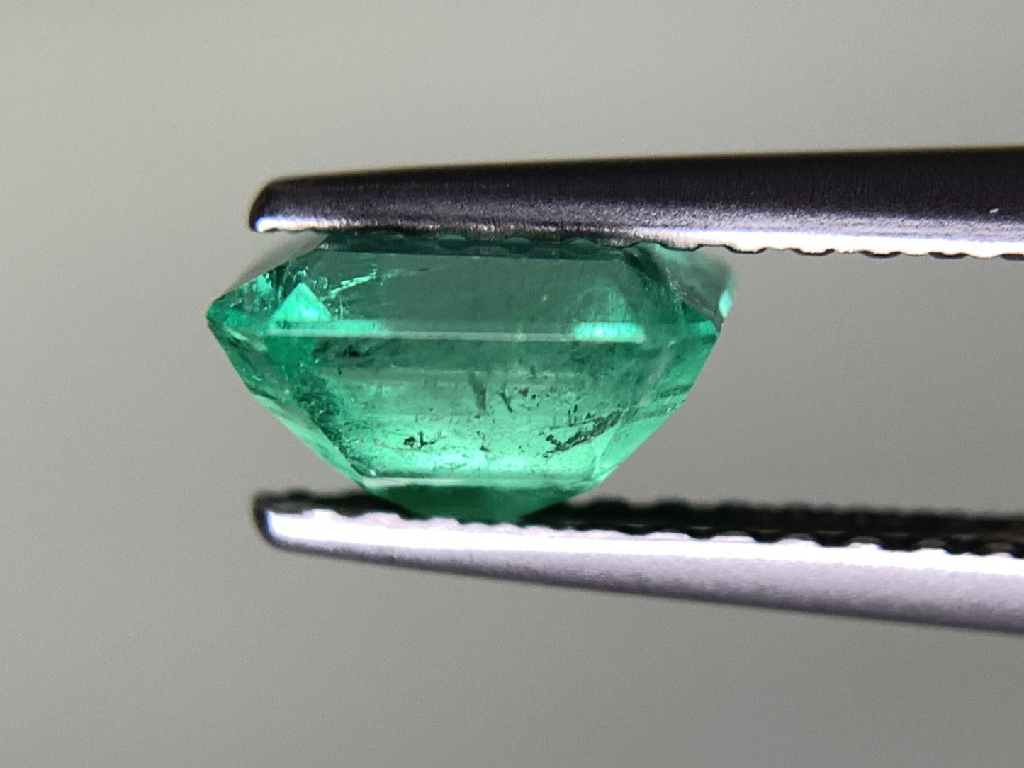 エメラルド 1.027ct  中央宝石ソーティング付き  6.60㎜×6.01㎜×3.94㎜  天然 ルース（ 裸石 ） 4777Y
