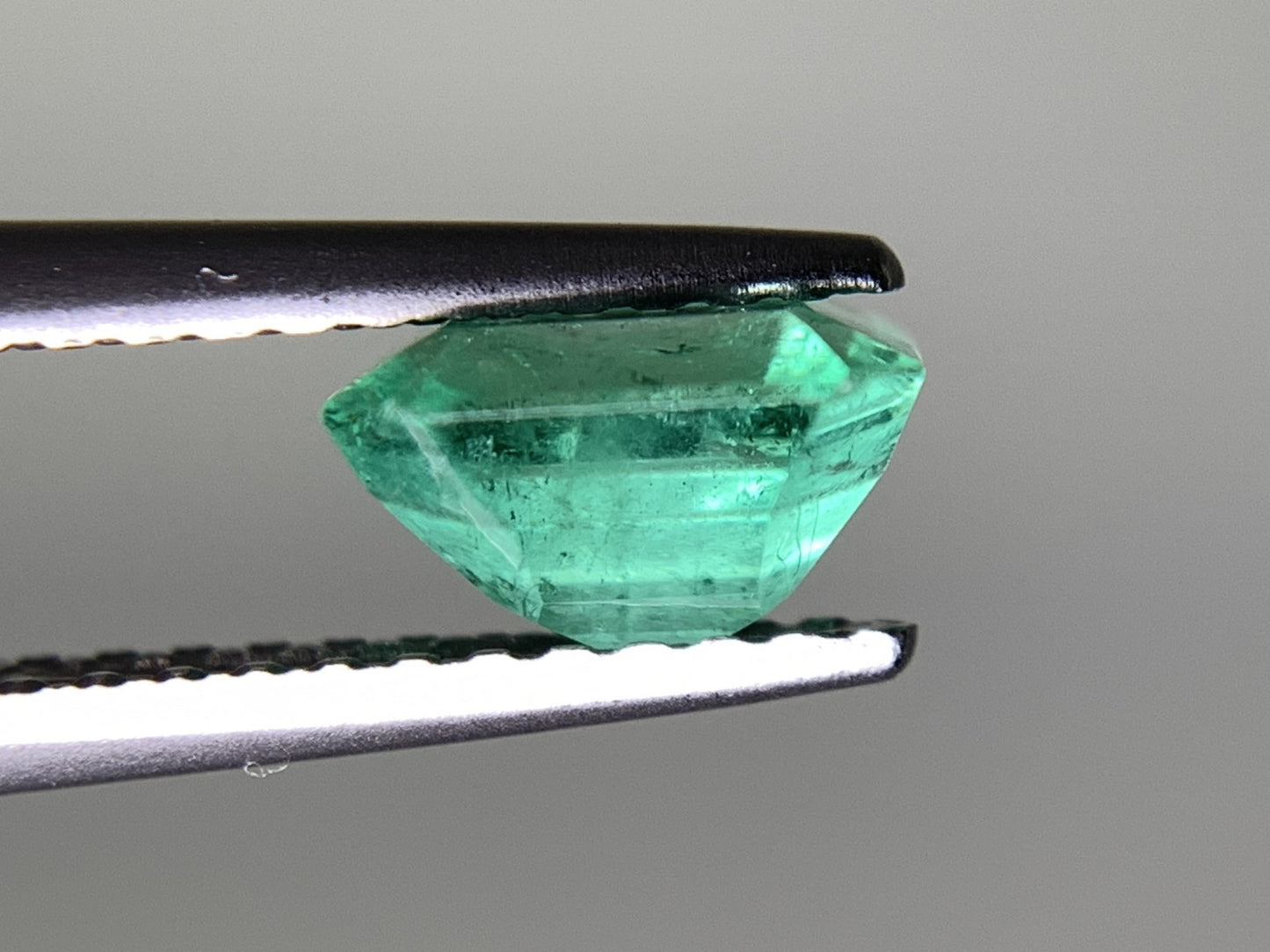 エメラルド 1.027ct  中央宝石ソーティング付き  6.60㎜×6.01㎜×3.94㎜  天然 ルース（ 裸石 ） 4777Y