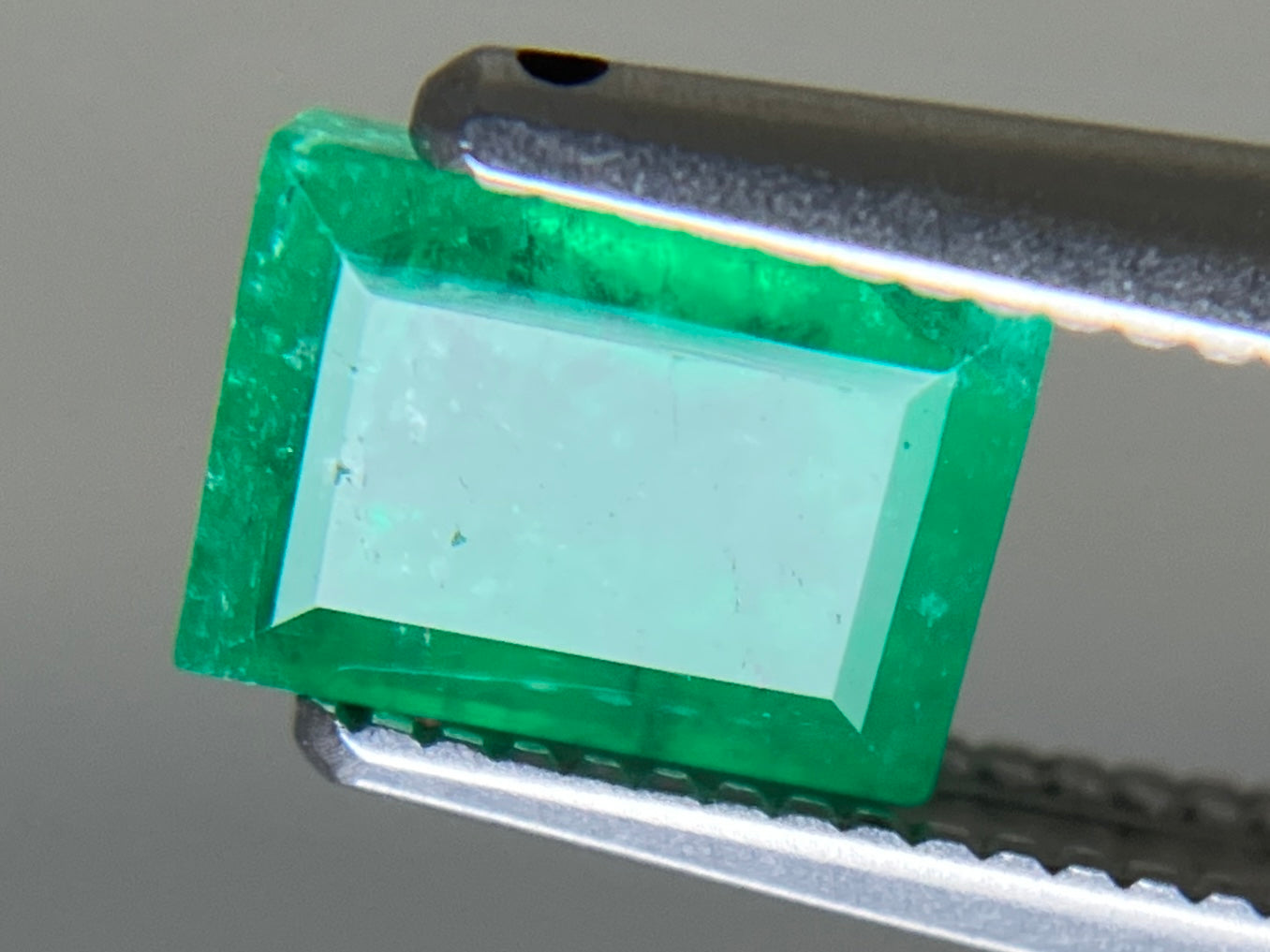 エメラルド 天然 1.253ct 中央宝石ソーティング付き 6.66㎜×5.02㎜×4.61㎜ ルース（ 裸石 ） 6327YY
