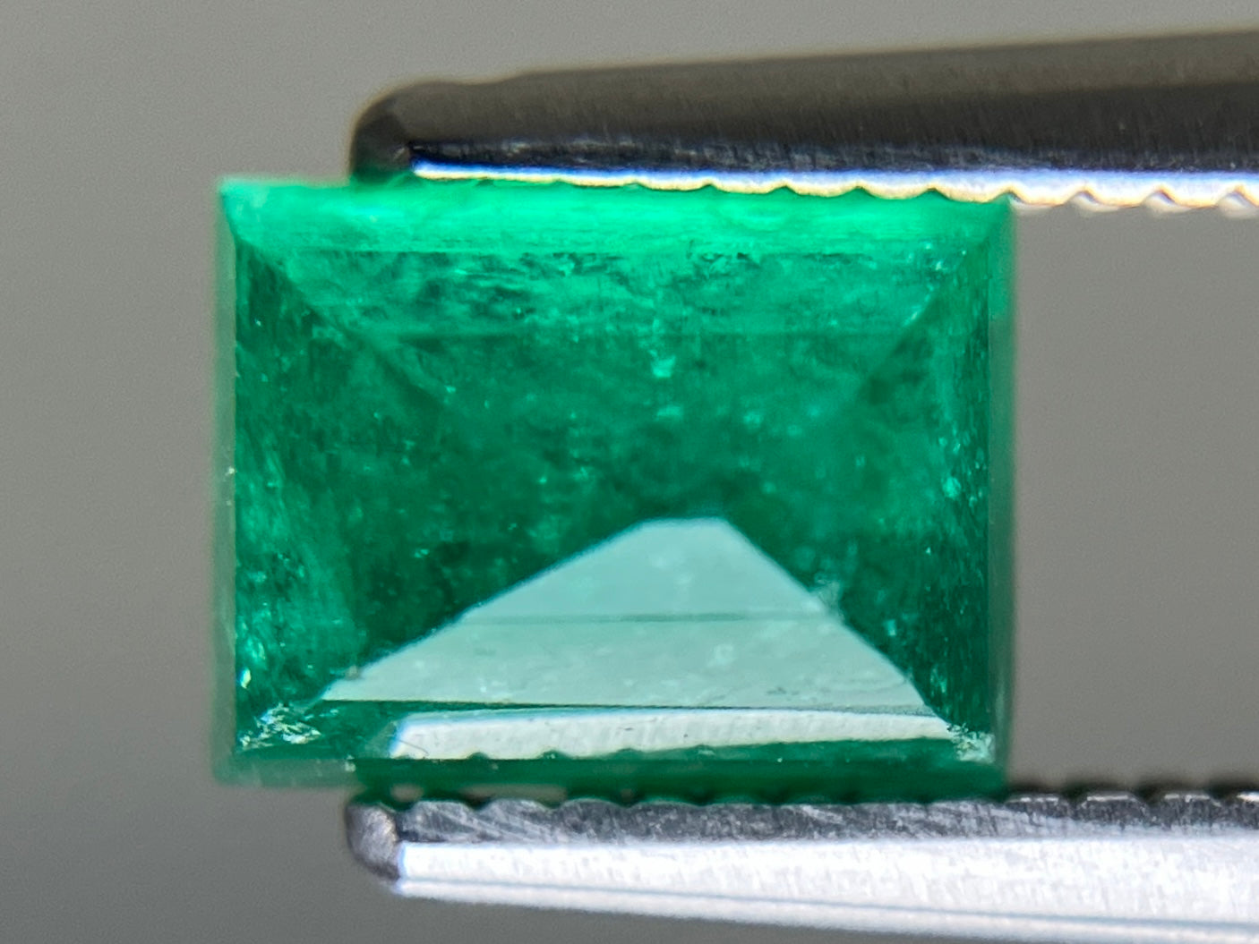 エメラルド 天然 1.253ct 中央宝石ソーティング付き 6.66㎜×5.02㎜×4.61㎜ ルース（ 裸石 ） 6327YY