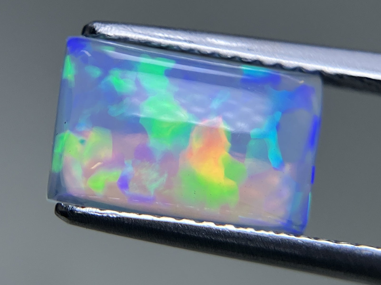 オパール 1.865ct 宝石ソーティング付き  10.8㎜×6.9㎜×3.9㎜  ルース（ 裸石 ） 3958YY
