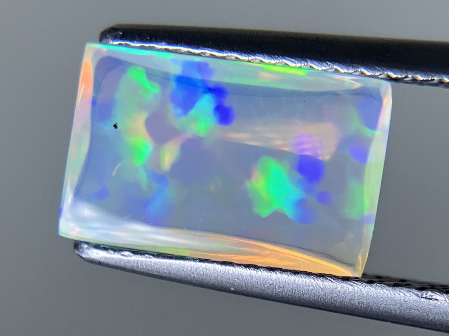 オパール 1.865ct 宝石ソーティング付き  10.8㎜×6.9㎜×3.9㎜  ルース（ 裸石 ） 3958YY