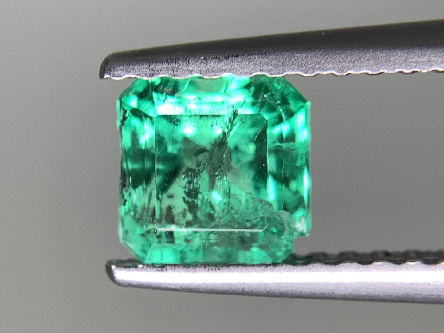 エメラルド 0.781ct  中央宝石ソーティング付き  5.27㎜×5.25㎜×4.21㎜  天然 ルース（ 裸石 ） 4744Y