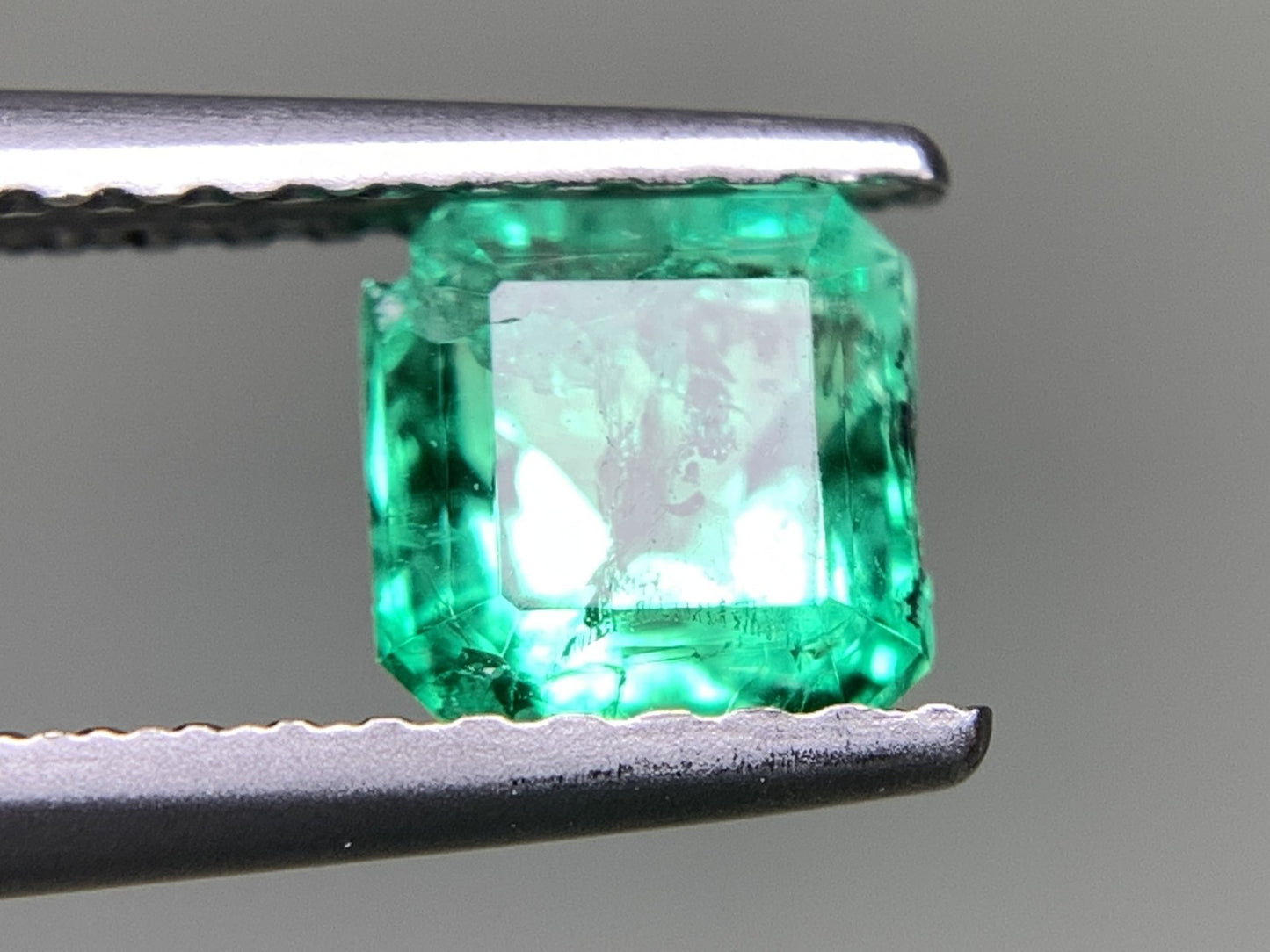 エメラルド 0.781ct  中央宝石ソーティング付き  5.27㎜×5.25㎜×4.21㎜  天然 ルース（ 裸石 ） 4744Y
