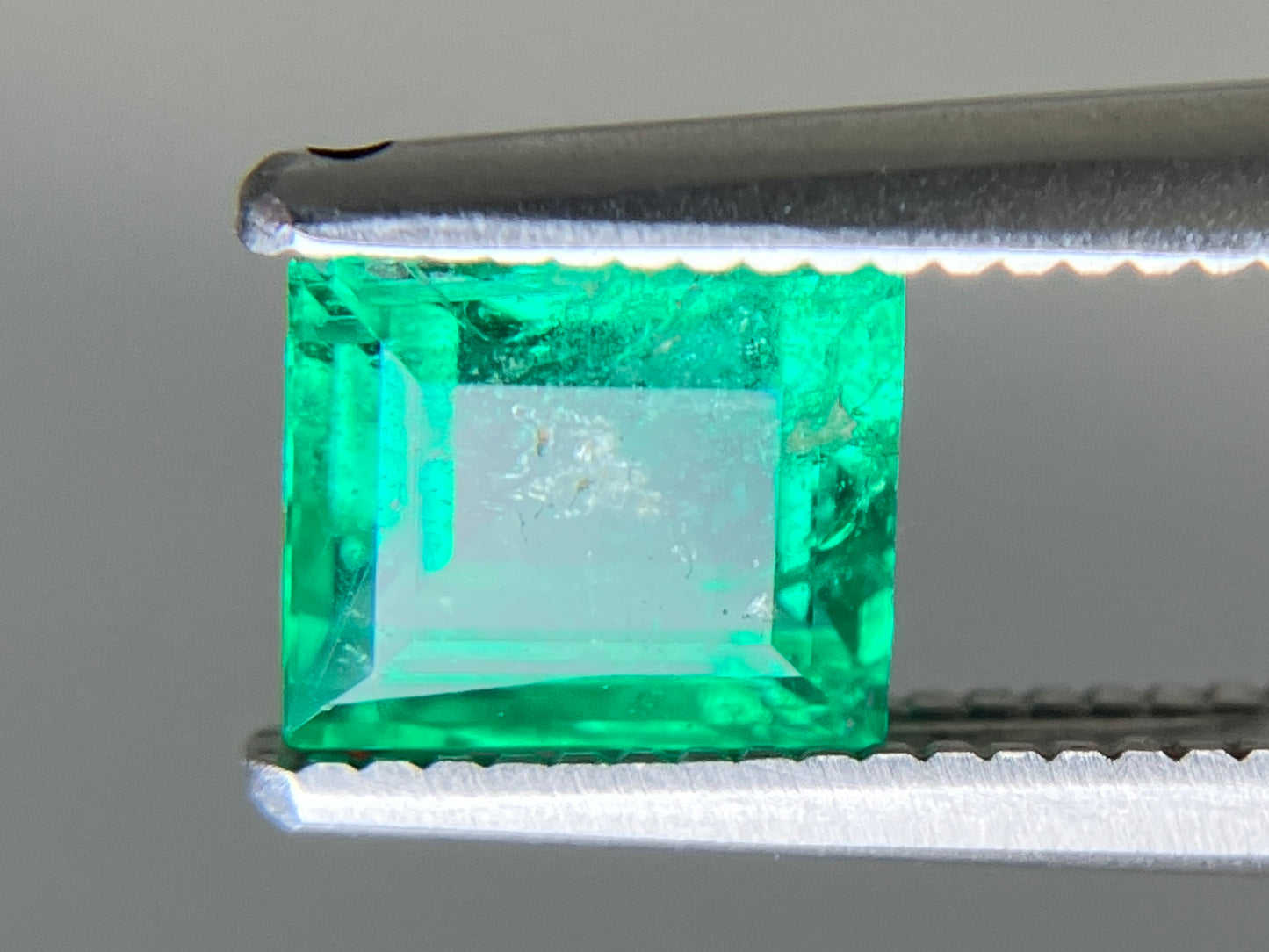 エメラルド 天然 0.838ct 中央宝石ソーティング付き 5.93㎜×5.01㎜×3.63㎜ ルース（ 裸石 ） 6295YY