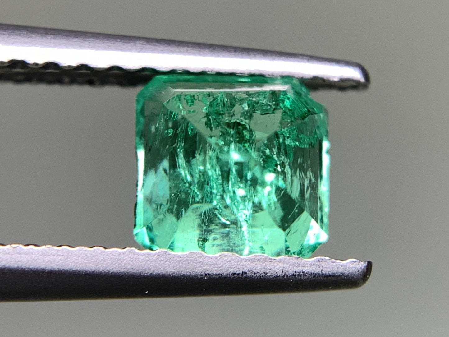 エメラルド 0.781ct  中央宝石ソーティング付き  5.27㎜×5.25㎜×4.21㎜  天然 ルース（ 裸石 ） 4744Y