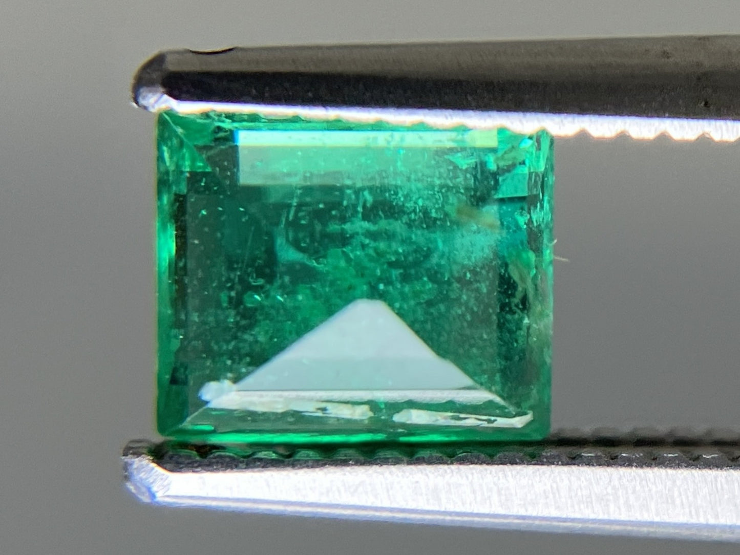エメラルド 天然 0.838ct 中央宝石ソーティング付き 5.93㎜×5.01㎜×3.63㎜ ルース（ 裸石 ） 6295YY