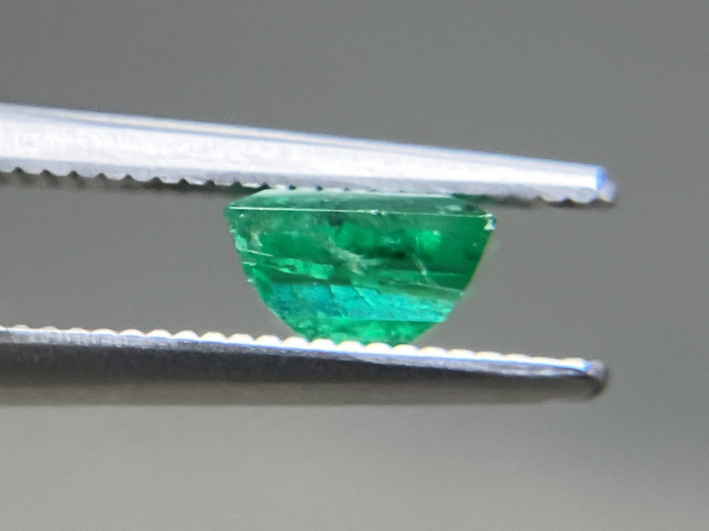 エメラルド 天然 0.838ct 中央宝石ソーティング付き 5.93㎜×5.01㎜×3.63㎜ ルース（ 裸石 ） 6295YY