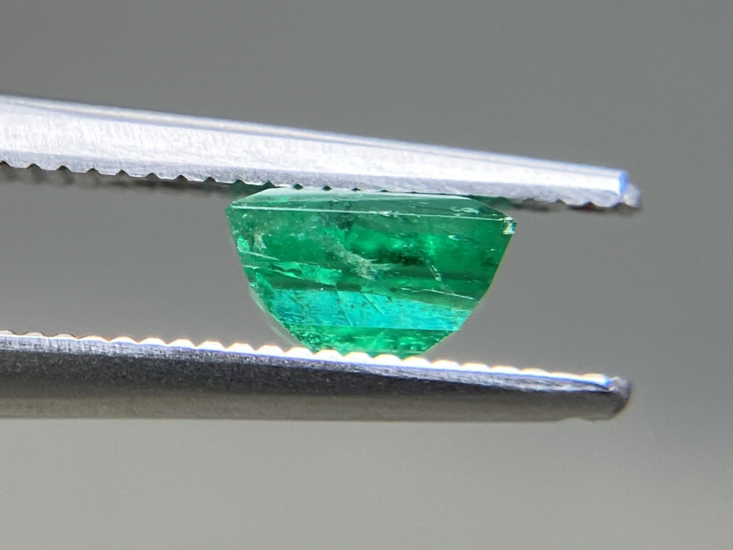 エメラルド 天然 0.838ct 中央宝石ソーティング付き 5.93㎜×5.01㎜×3.63㎜ ルース（ 裸石 ） 6295YY