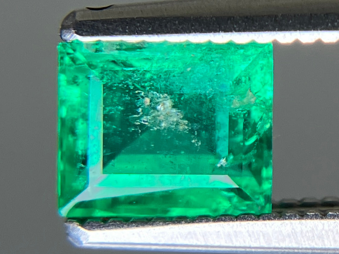 エメラルド 天然 0.838ct 中央宝石ソーティング付き 5.93㎜×5.01㎜×3.63㎜ ルース（ 裸石 ） 6295YY