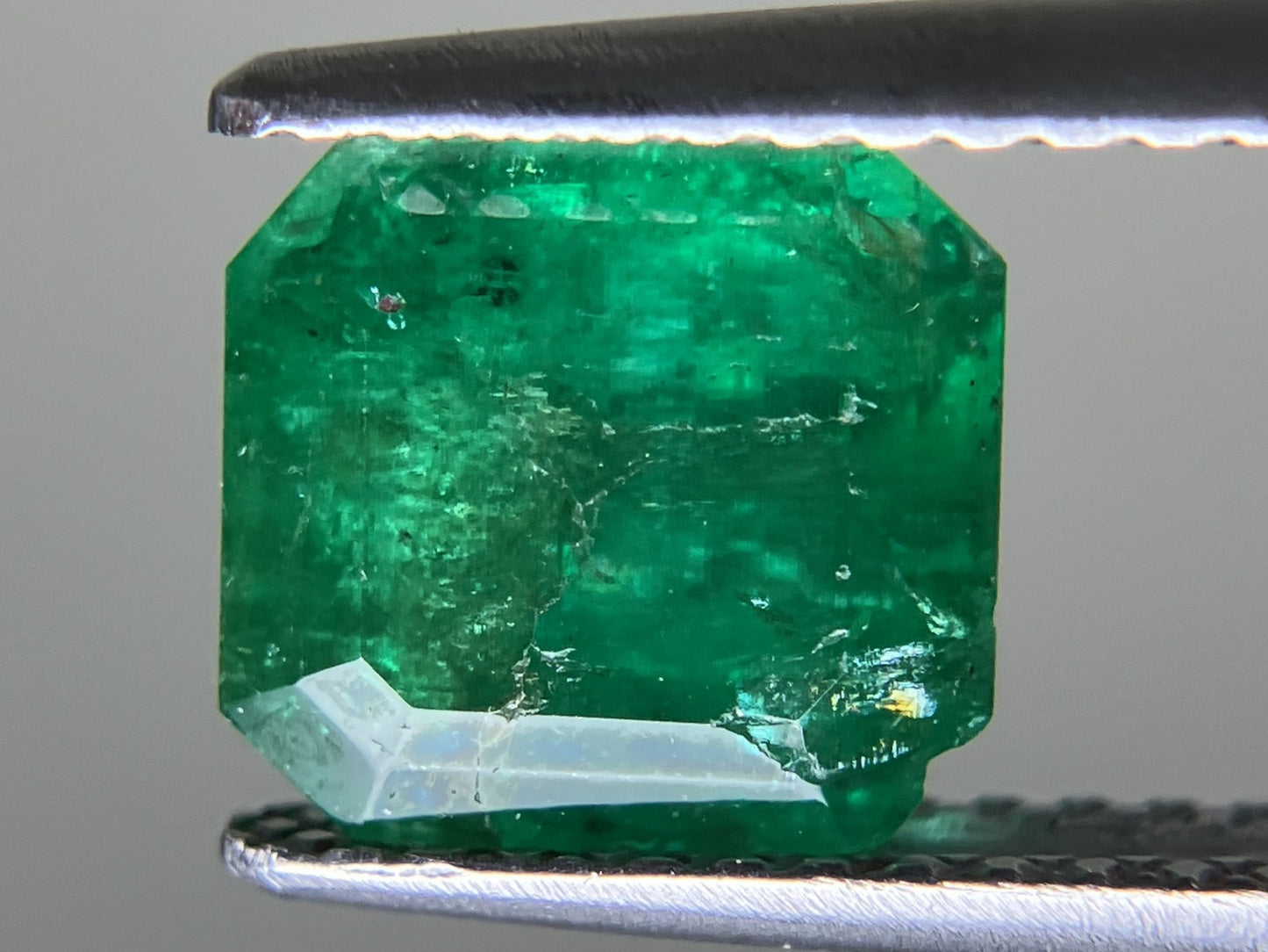 エメラルド 2.265ct 宝石ソーティング付き  7.7㎜×7.2㎜×5.5㎜  ルース（ 裸石 ） 4035YY