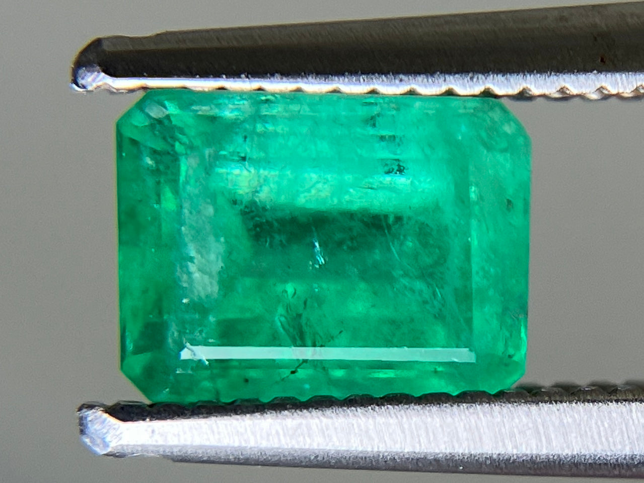 エメラルド 天然 1.145ct 中央宝石ソーティング付き 6.65㎜×5.06㎜×4.44㎜ ルース（ 裸石 ） 6394YY