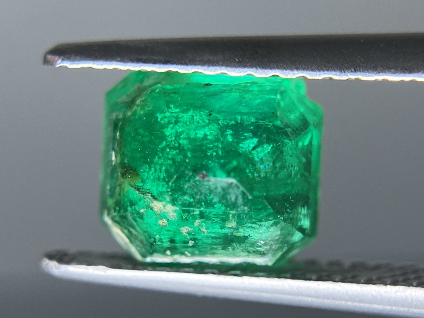 エメラルド 2.265ct 宝石ソーティング付き  7.7㎜×7.2㎜×5.5㎜  ルース（ 裸石 ） 4035YY