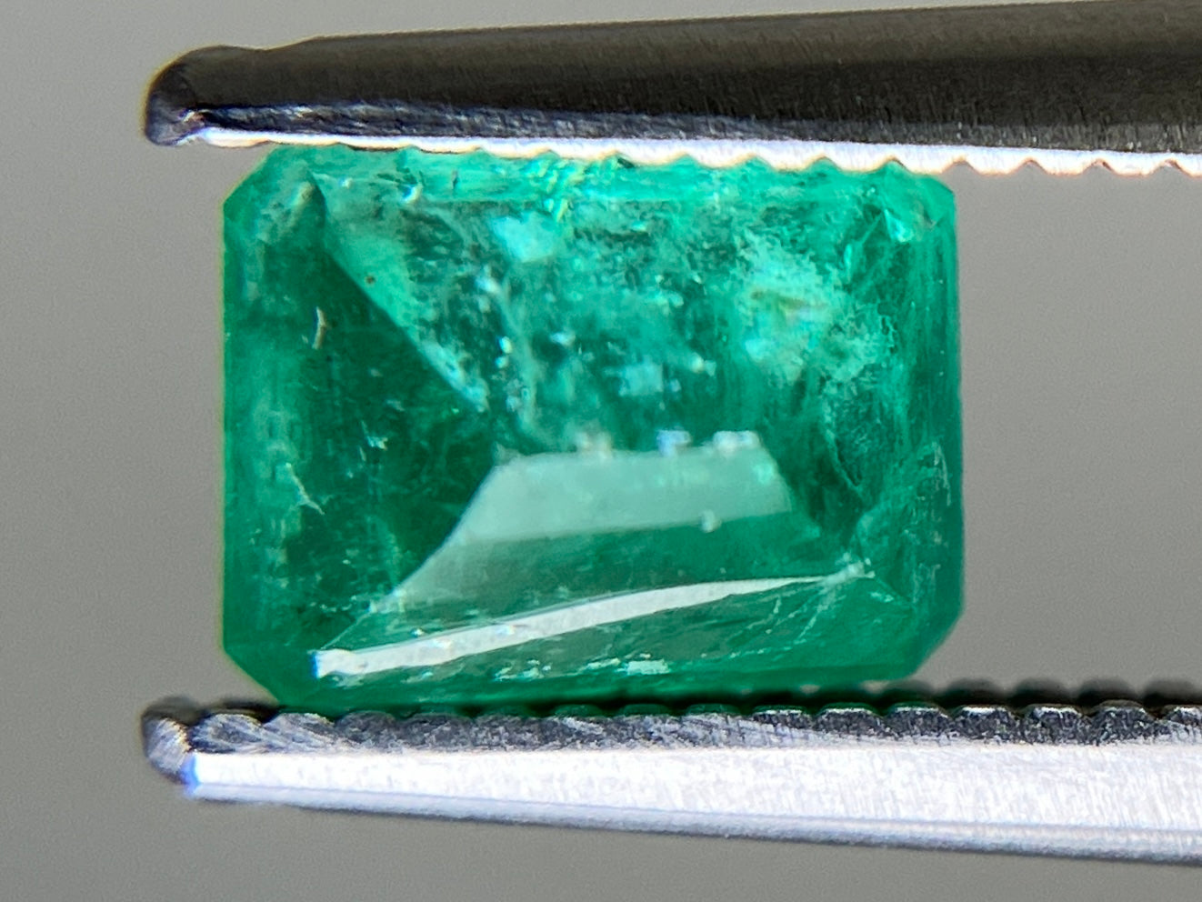 エメラルド 天然 1.145ct 中央宝石ソーティング付き 6.65㎜×5.06㎜×4.44㎜ ルース（ 裸石 ） 6394YY