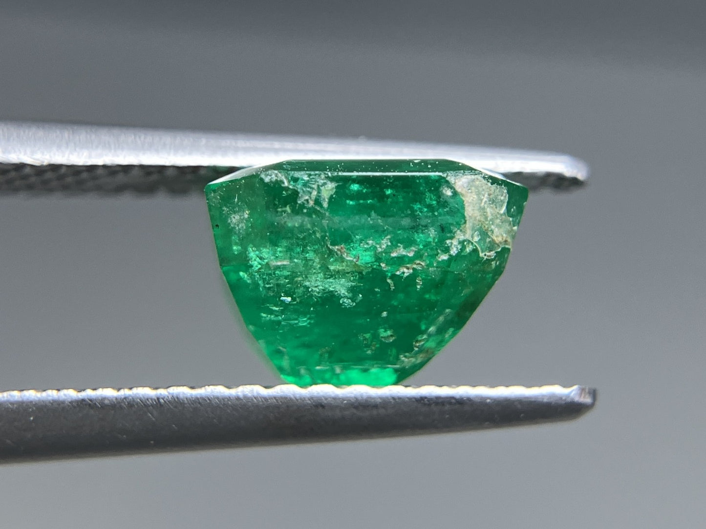 エメラルド 2.265ct 宝石ソーティング付き  7.7㎜×7.2㎜×5.5㎜  ルース（ 裸石 ） 4035YY