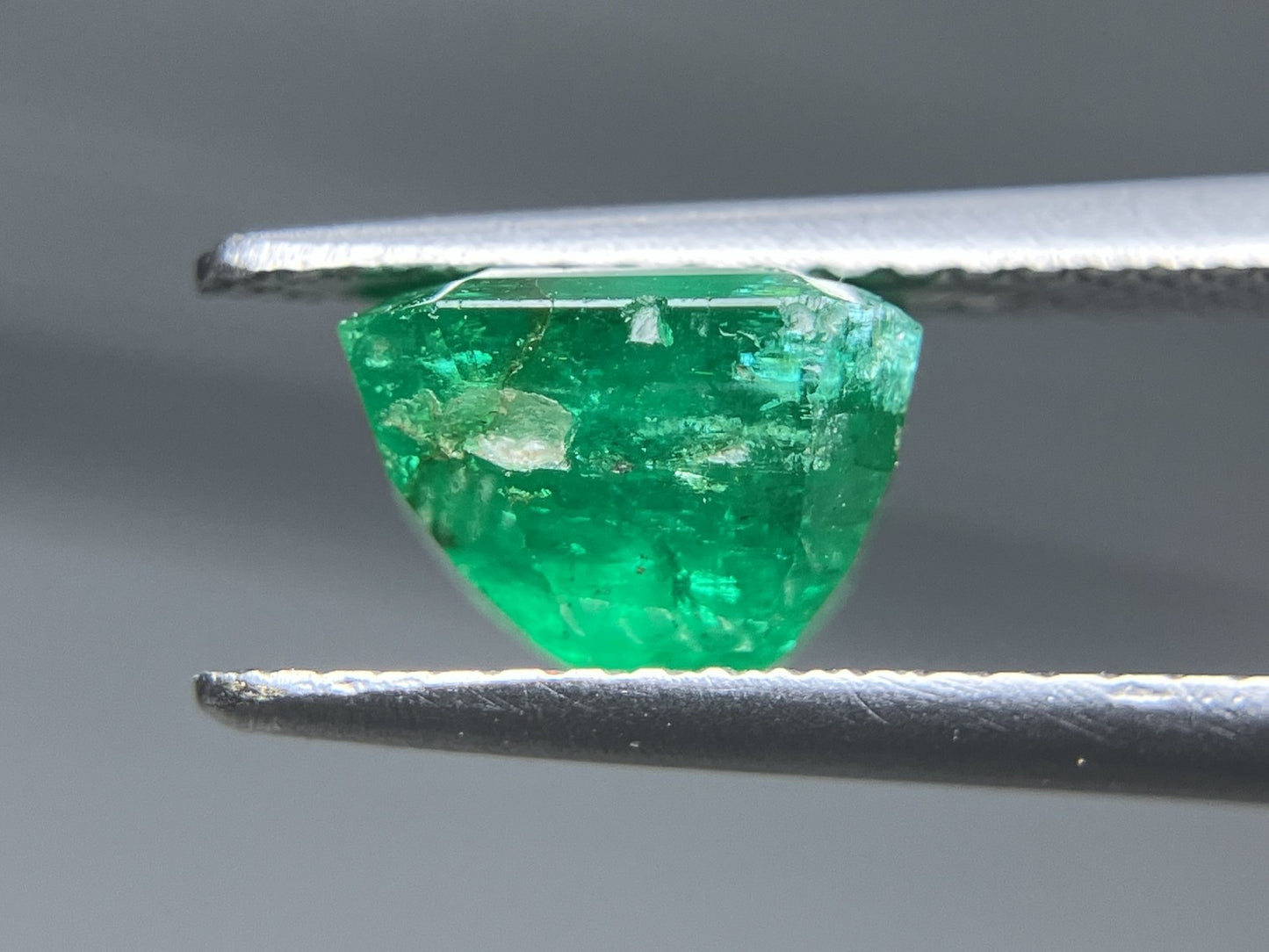 エメラルド 2.265ct 宝石ソーティング付き  7.7㎜×7.2㎜×5.5㎜  ルース（ 裸石 ） 4035YY