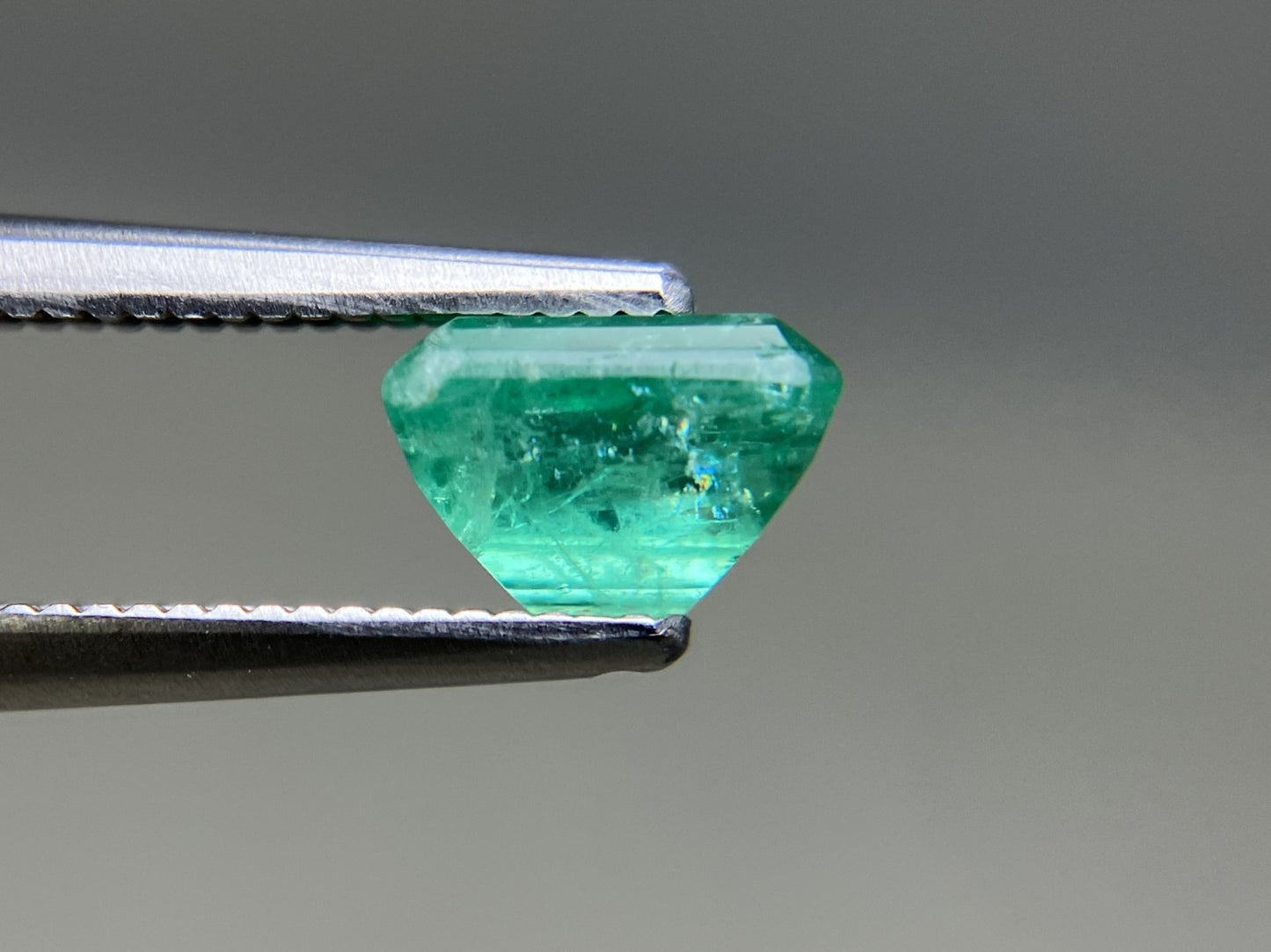 エメラルド 天然 1.145ct 中央宝石ソーティング付き 6.65㎜×5.06㎜×4.44㎜ ルース（ 裸石 ） 6394YY