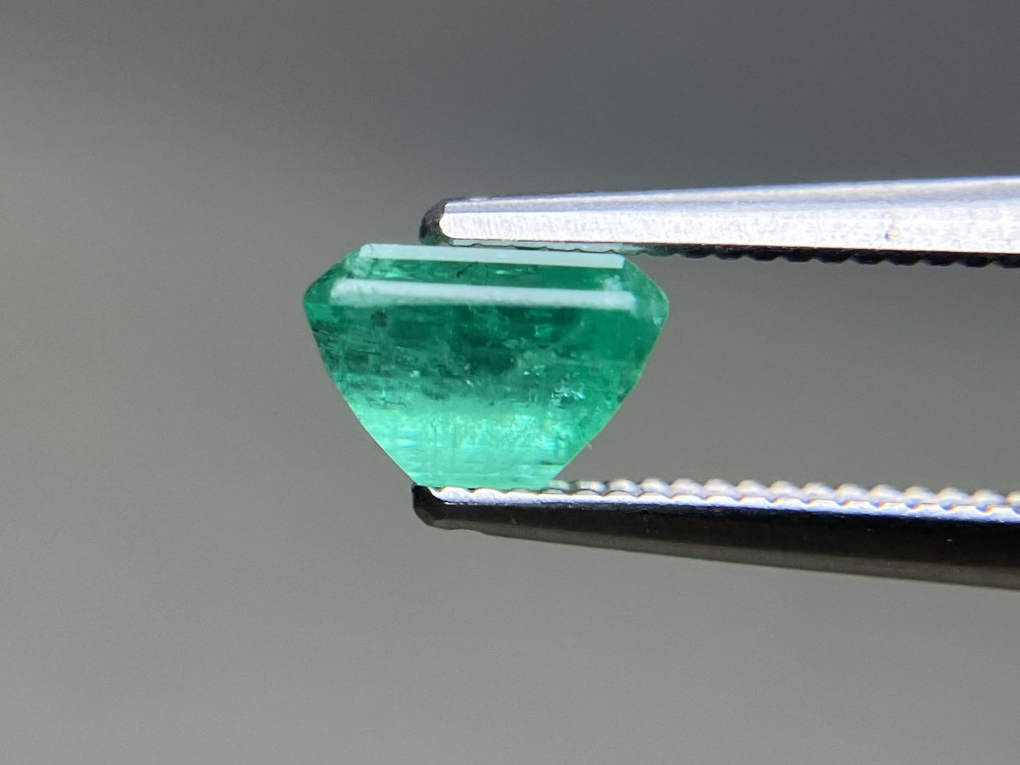 エメラルド 天然 1.145ct 中央宝石ソーティング付き 6.65㎜×5.06㎜×4.44㎜ ルース（ 裸石 ） 6394YY