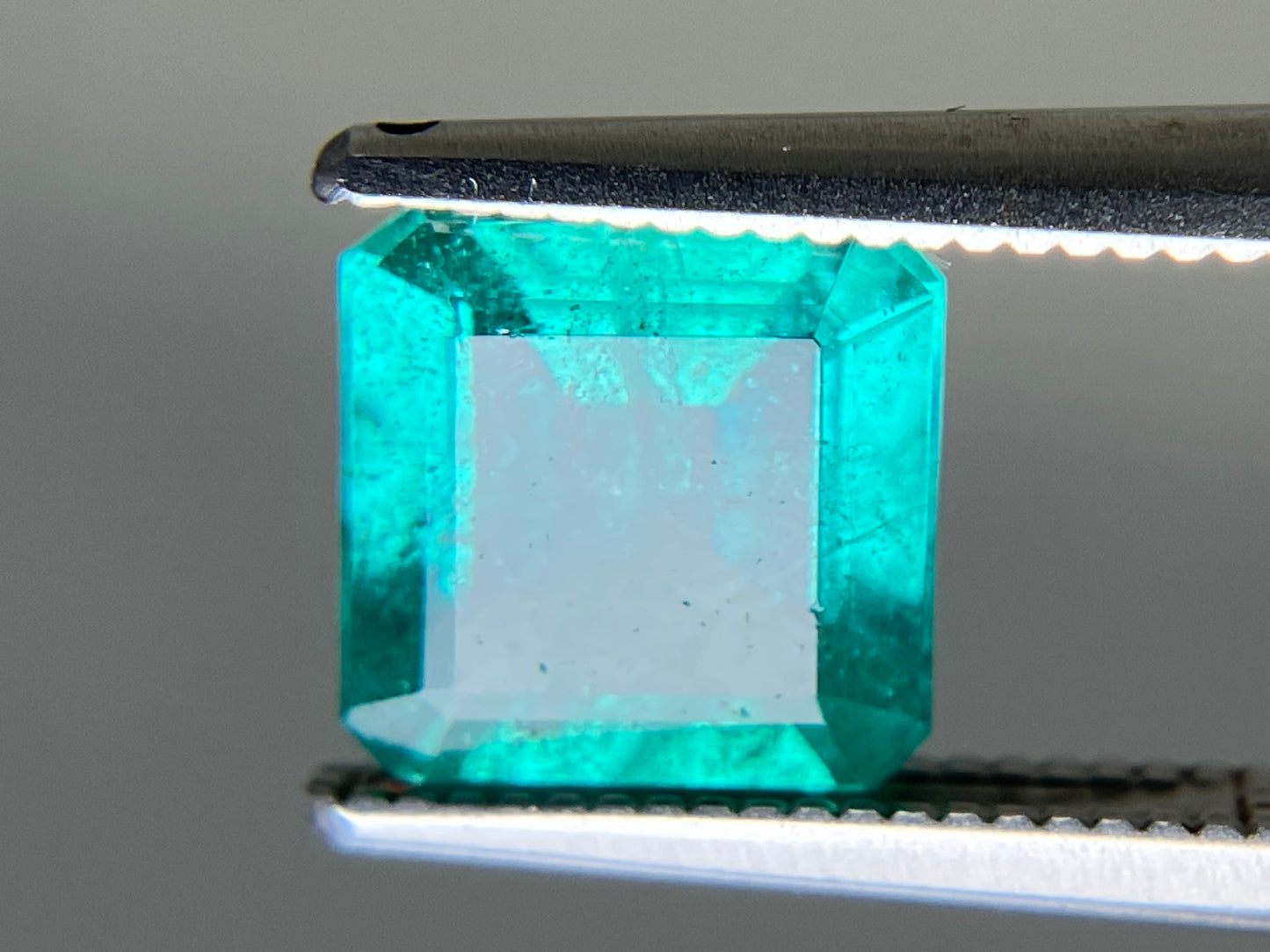 エメラルド 天然 1.547ct 中央宝石ソーティング付き 7.33㎜×7.32㎜×4.07㎜ ルース（ 裸石 ） 6350YY