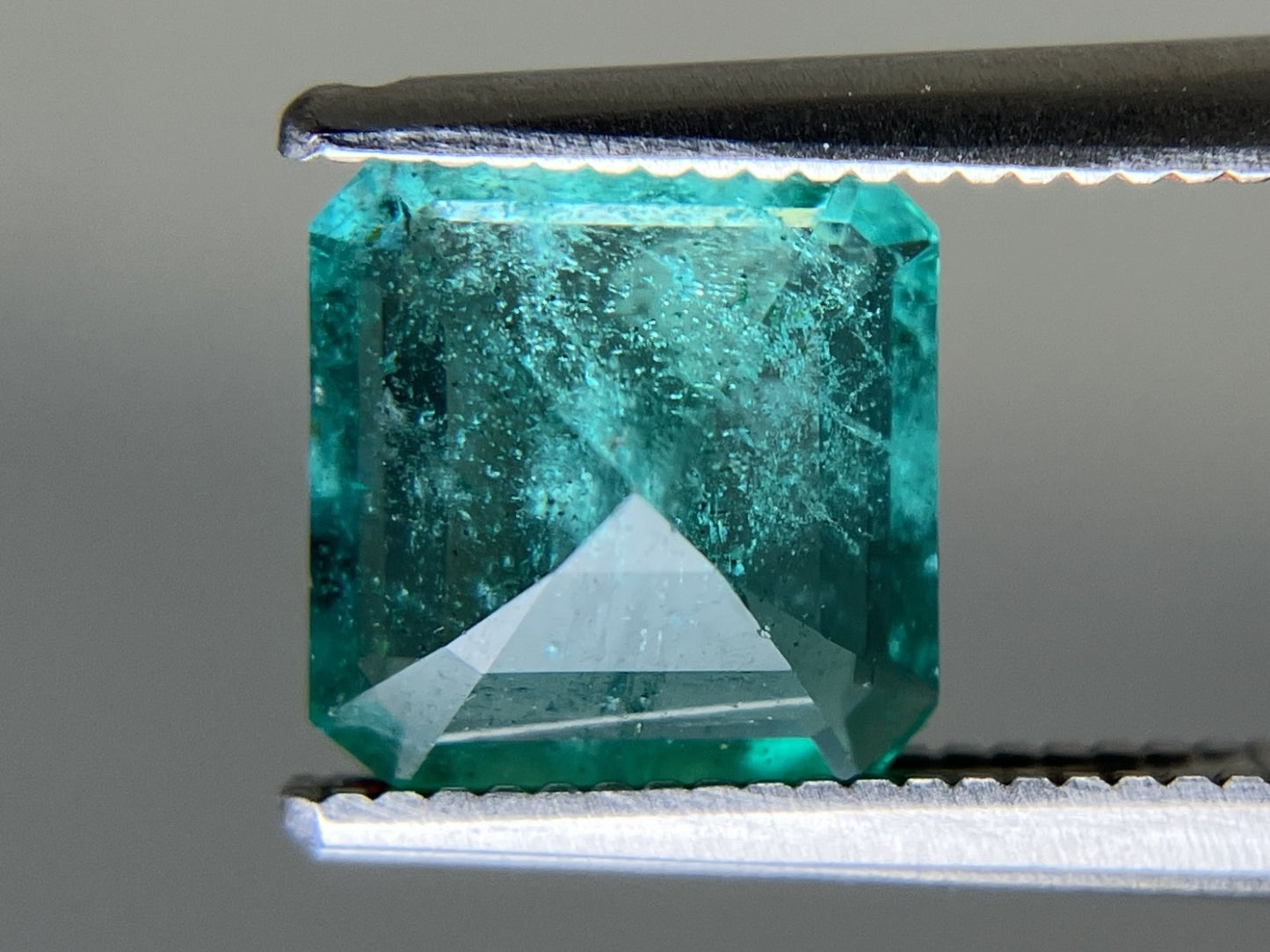 エメラルド 天然 1.547ct 中央宝石ソーティング付き 7.33㎜×7.32㎜×4.07㎜ ルース（ 裸石 ） 6350YY