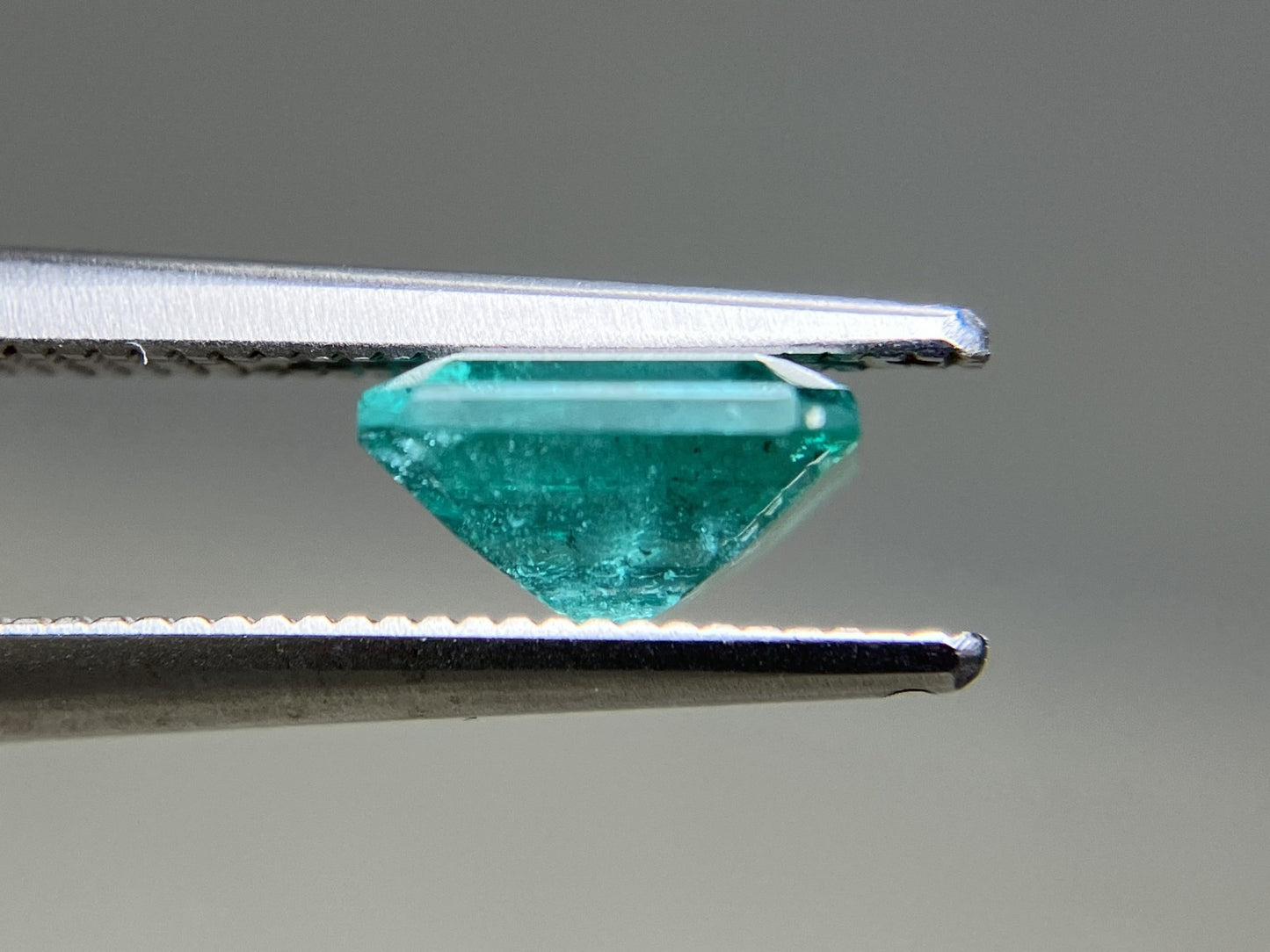 エメラルド 天然 1.547ct 中央宝石ソーティング付き 7.33㎜×7.32㎜×4.07㎜ ルース（ 裸石 ） 6350YY