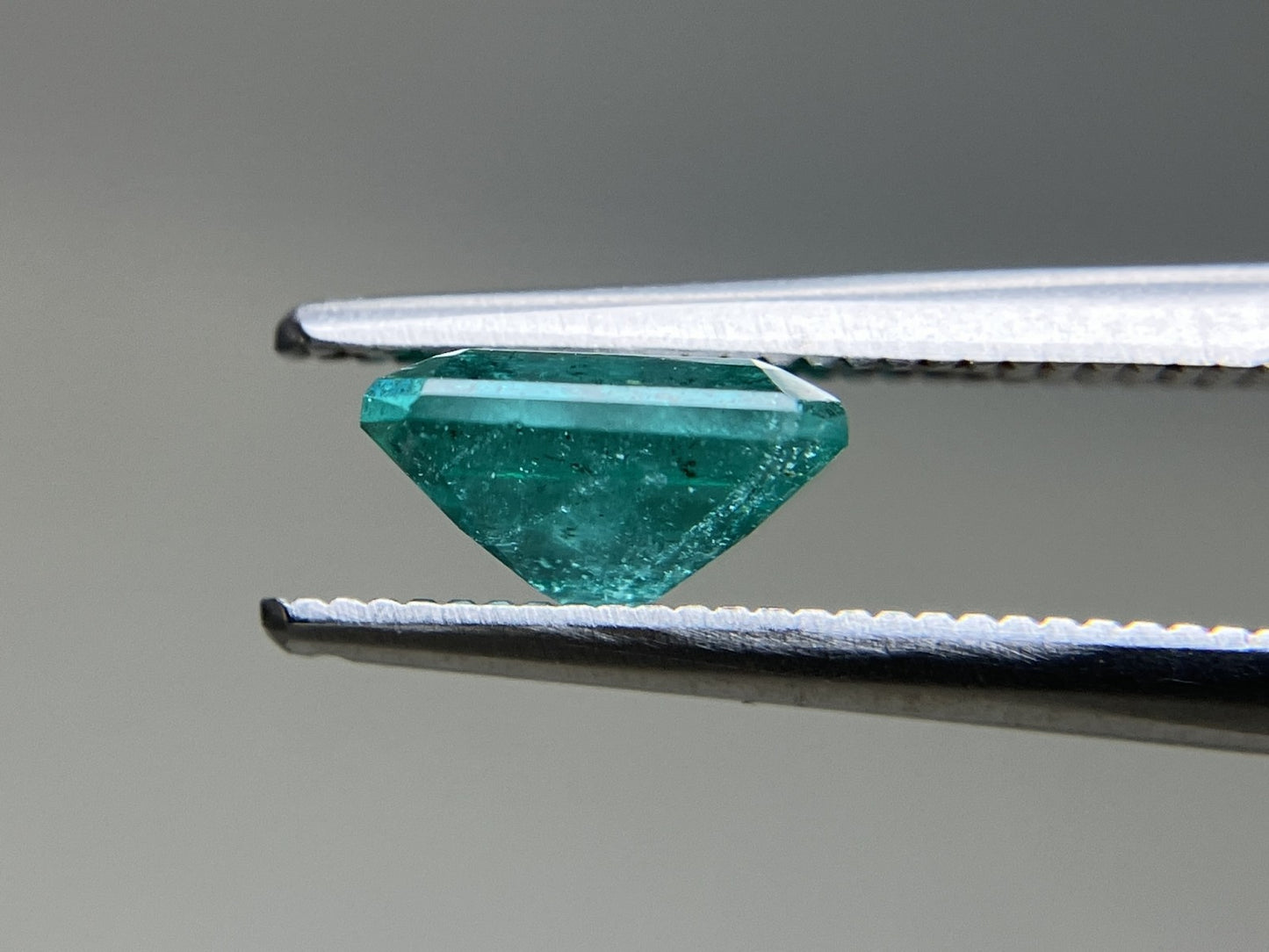 エメラルド 天然 1.547ct 中央宝石ソーティング付き 7.33㎜×7.32㎜×4.07㎜ ルース（ 裸石 ） 6350YY