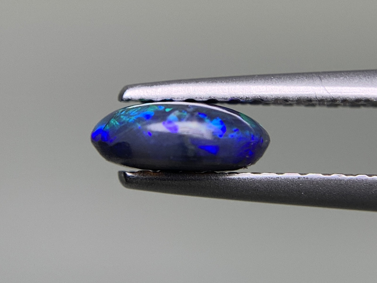 ブラックオパール 0.621ct  宝石ソーティング付き  6.8㎜×5.6㎜×2.6㎜  ルース（ 裸石 ） 4116Y