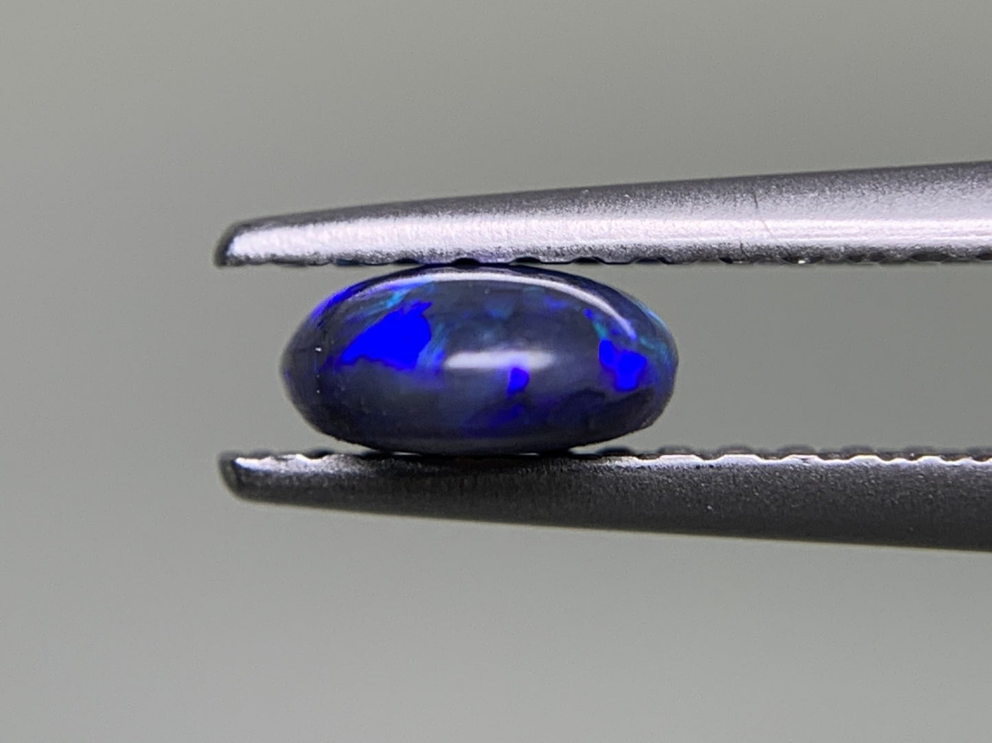 ブラックオパール 0.621ct  宝石ソーティング付き  6.8㎜×5.6㎜×2.6㎜  ルース（ 裸石 ） 4116Y