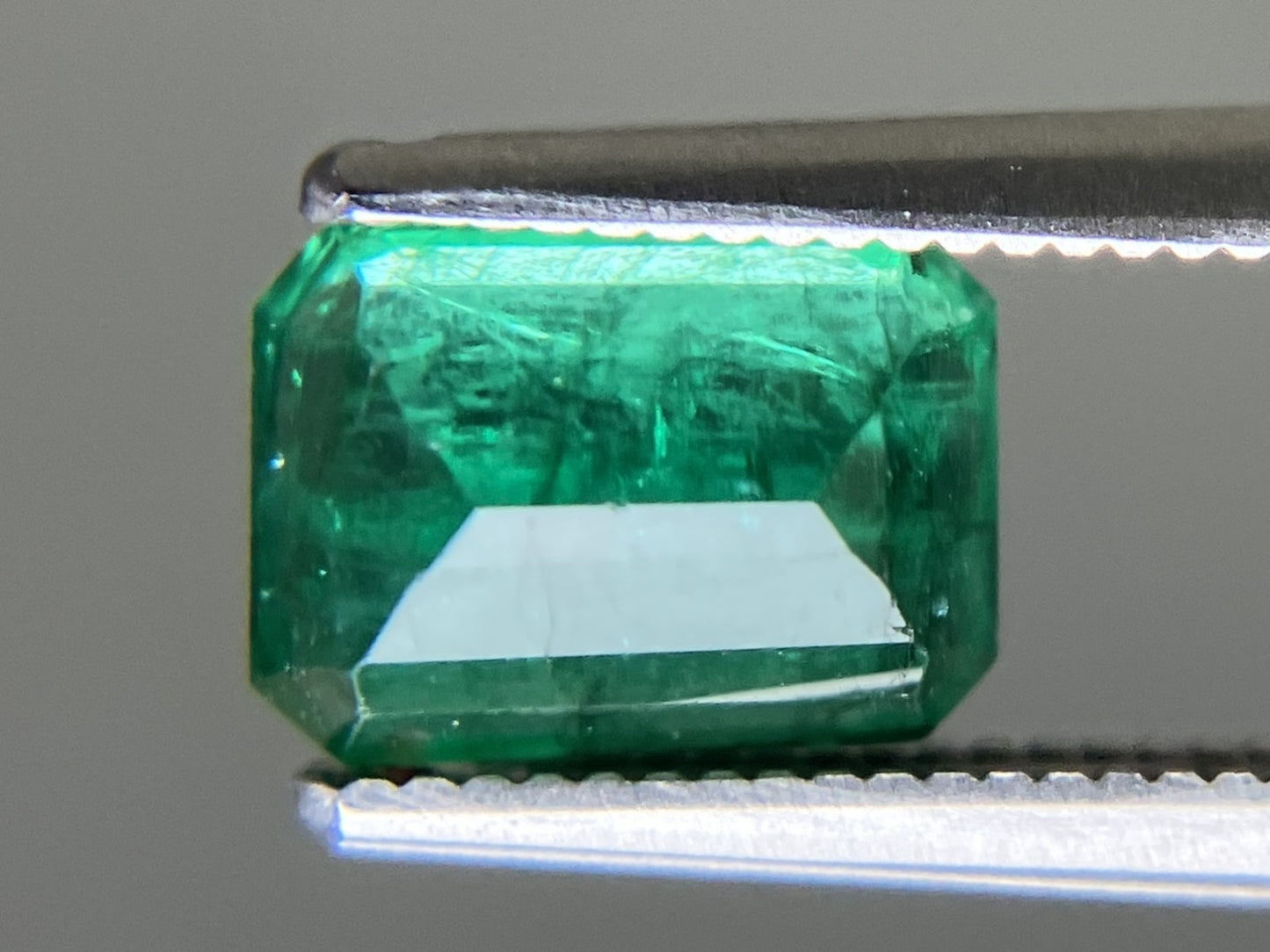 エメラルド 天然 1.479ct 中央宝石ソーティング付き 7.88㎜×5.73㎜×4.06㎜ ルース（ 裸石 ） 6351YY