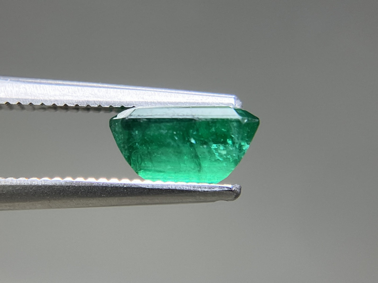 エメラルド 天然 1.479ct 中央宝石ソーティング付き 7.88㎜×5.73㎜×4.06㎜ ルース（ 裸石 ） 6351YY