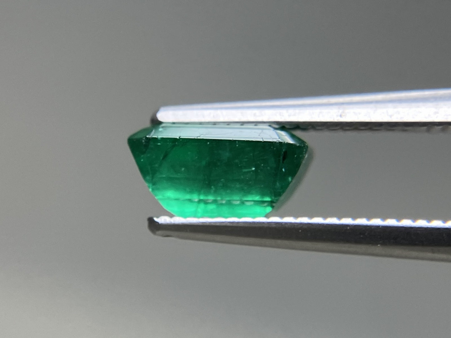 エメラルド 天然 1.479ct 中央宝石ソーティング付き 7.88㎜×5.73㎜×4.06㎜ ルース（ 裸石 ） 6351YY
