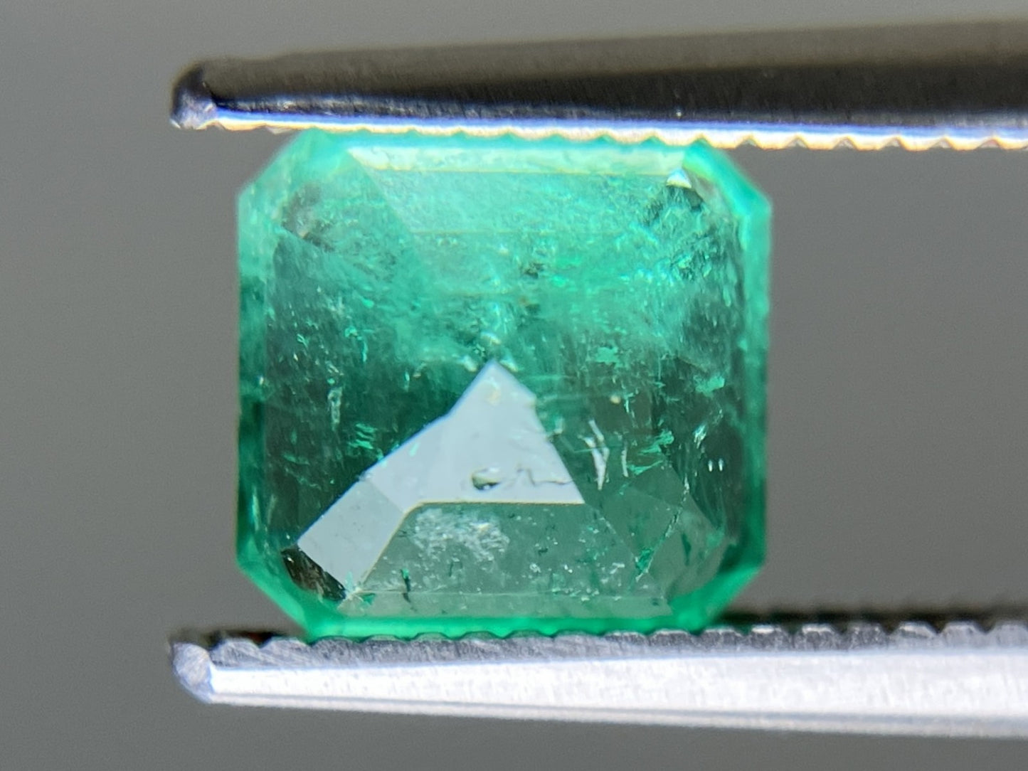 エメラルド 天然 1.538ct 中央宝石ソーティング付き 6.82㎜×6.52㎜×4.93㎜ ルース（ 裸石 ） 6297YY