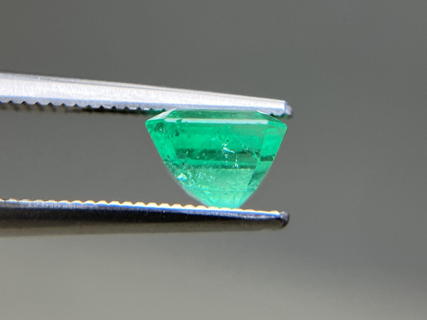 エメラルド 天然 1.538ct 中央宝石ソーティング付き 6.82㎜×6.52㎜×4.93㎜ ルース（ 裸石 ） 6297YY