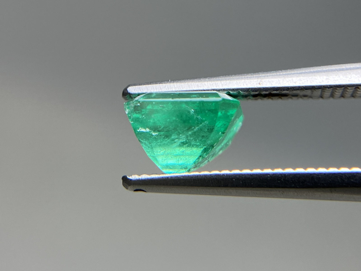 エメラルド 天然 1.538ct 中央宝石ソーティング付き 6.82㎜×6.52㎜×4.93㎜ ルース（ 裸石 ） 6297YY